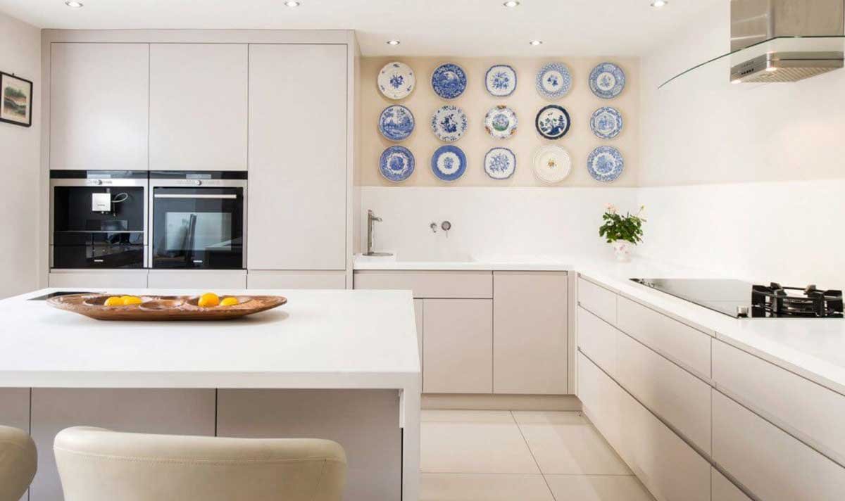 Plate décor for the kitchen looks so beautiful and innovative