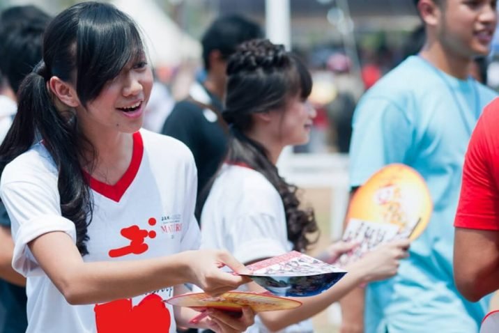 Advantages of Distributing Flyers for Your Business in Paris