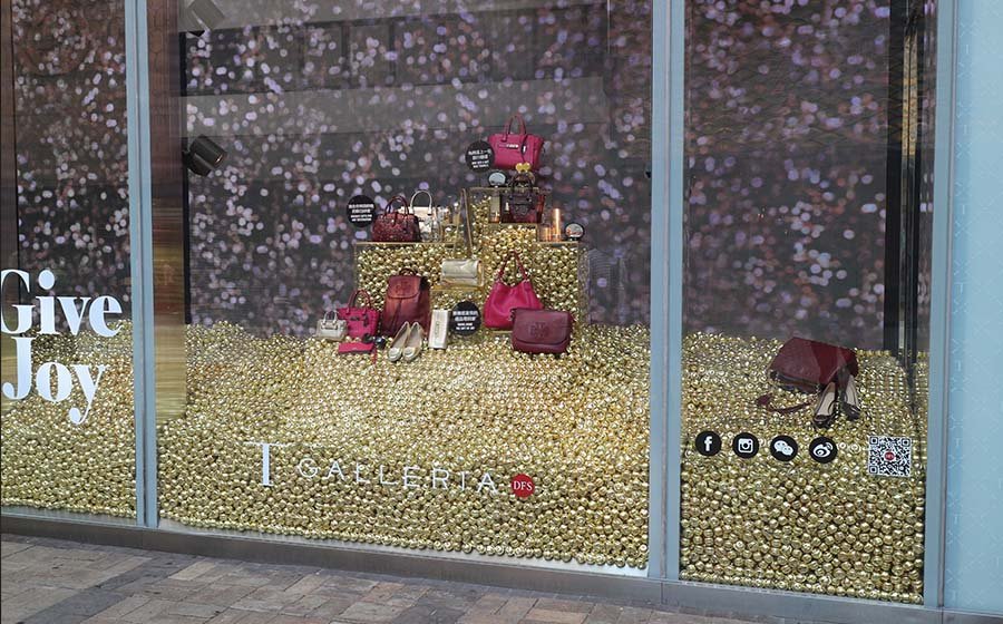 How to Build an Outstanding Christmas Window Displays 2