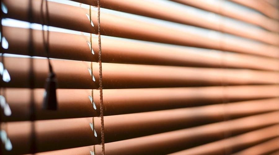Should You Keep Your Blinds Closed In The Winter