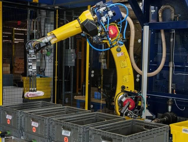 Amazon warehouse robots  uses AI
